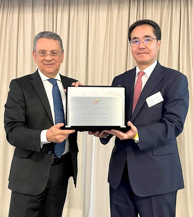 カルドーゾ氏に感謝状を贈る小寺勇輝会頭（写真：Rubens Ito/CCIJB）