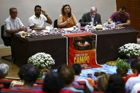農地での抗争に関する報告書を発表するＣＰＴの人々（Marcelo Camargo/Agência Brasil）