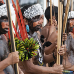 ヤノマミ族の戦士達（Alejandro Zambrana/Ministério da Saúde）
