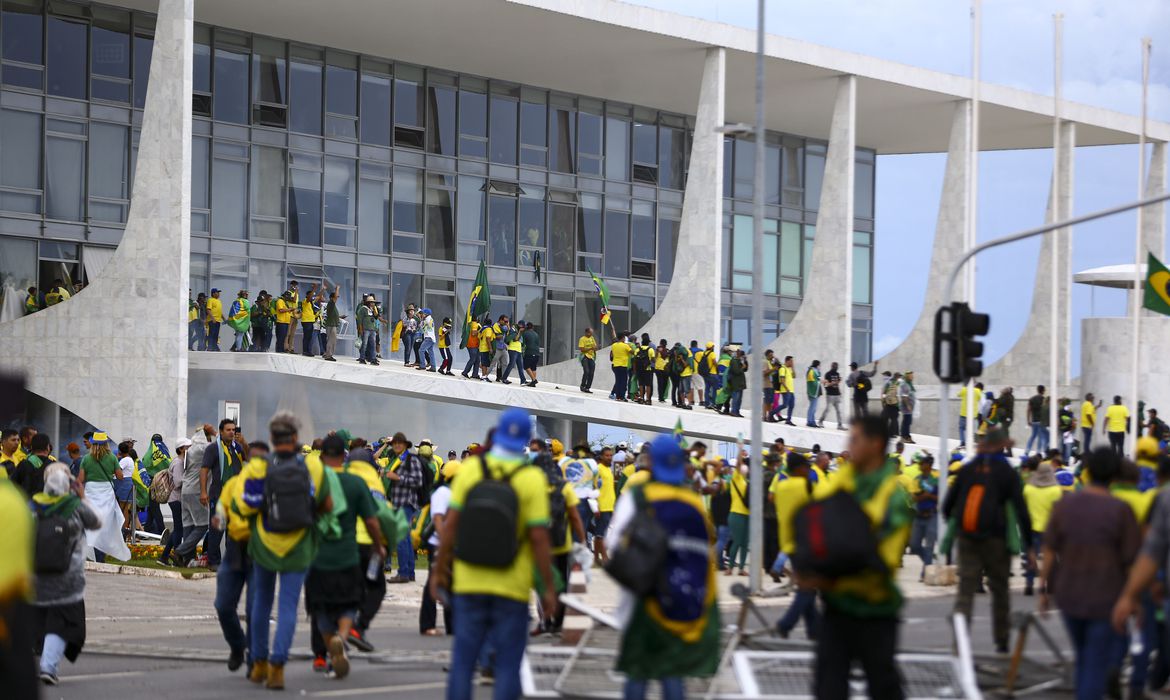 １月８日の三権中枢施設襲撃事件の様子（Marcelo Camargo/Agencia Brasil）
