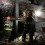 ガス爆発で大破したアパートを見上げる消防隊員たち（Corpo de Bombeiros/Divulgação）