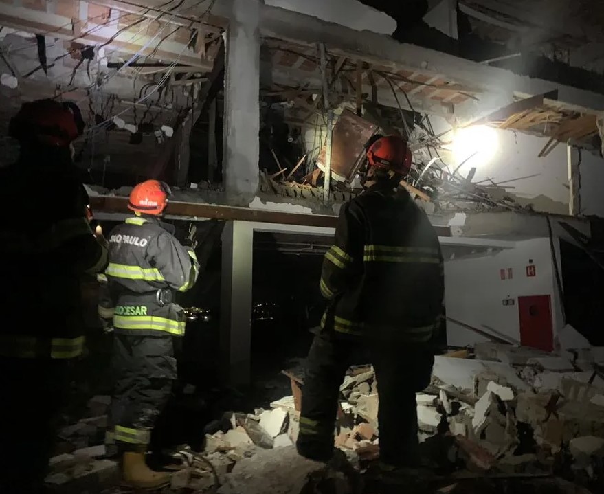 ガス爆発で大破したアパートを見上げる消防隊員たち（Corpo de Bombeiros/Divulgação）