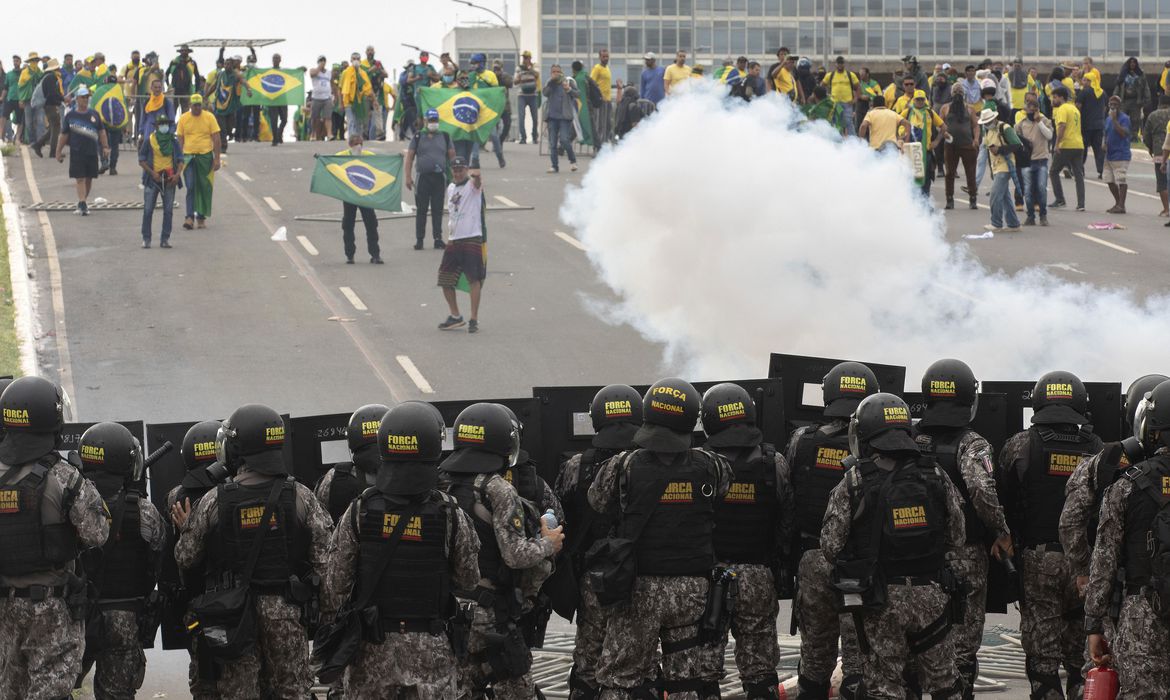 国家治安部隊を挑発する襲撃事件の参加者（Joedson Alves/Agencia Brasil）