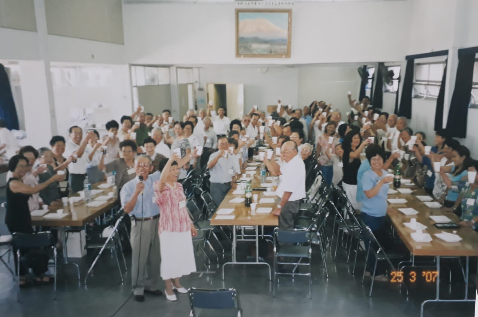 ２００７年、元気よく乾杯するウニオン会の皆さん（石井さん提供）