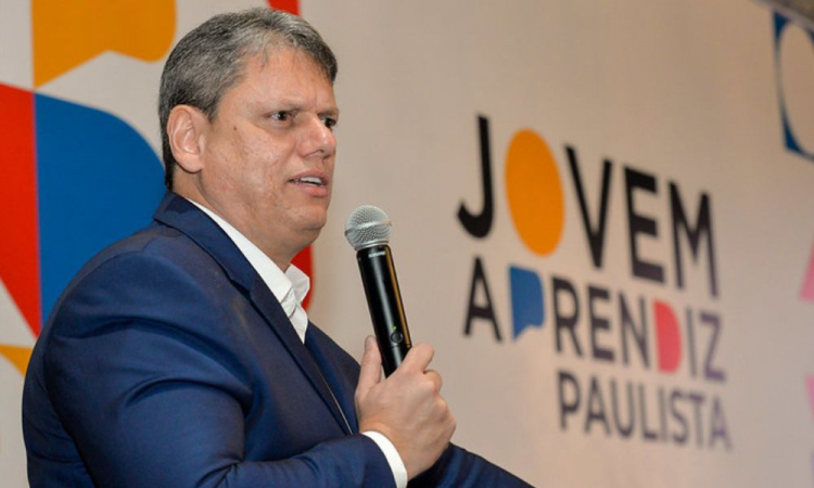 プログラムについて説明するタルシジオ・デ・フレイタス知事（Divulgação/ Mônica Andrade/ Governo do Estado de São Paulo）