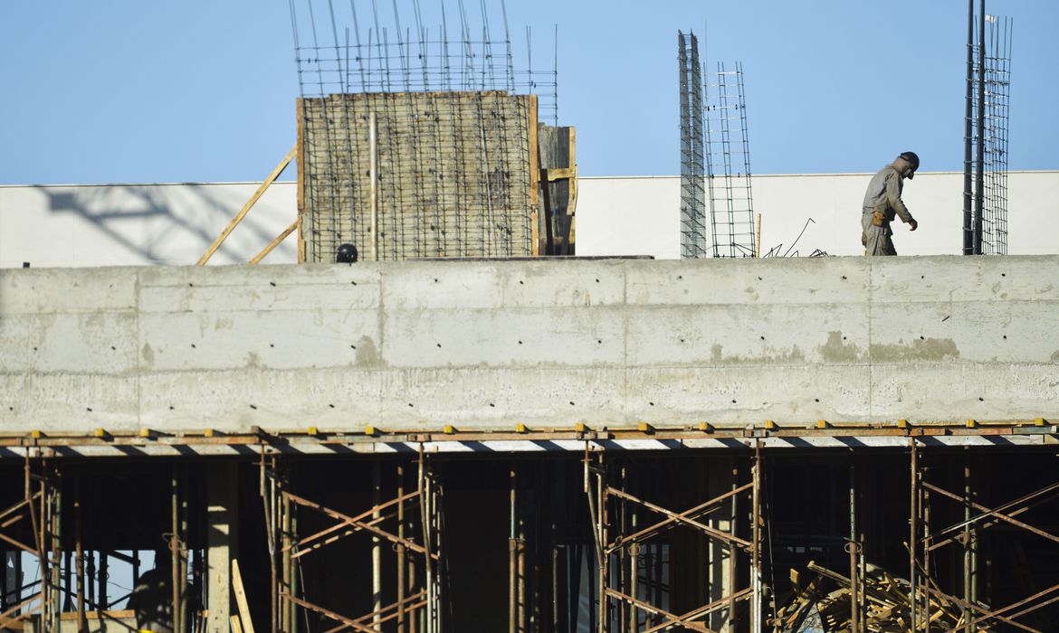 経済活動活性化や雇用創出の鍵の一つとみなされている建設事業（Marcello Casal Jr/Agencia Brasil）