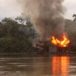 連警によって燃やされる不法採掘を行う金鉱夫達の船（Policia Federal/divulgação）