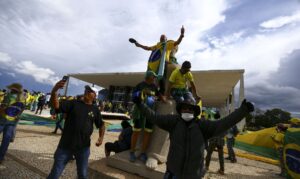 破壊・侵入行為の合間に写真を撮る襲撃事件の参加者（Marcelo Camargo/Agencia Brasil）