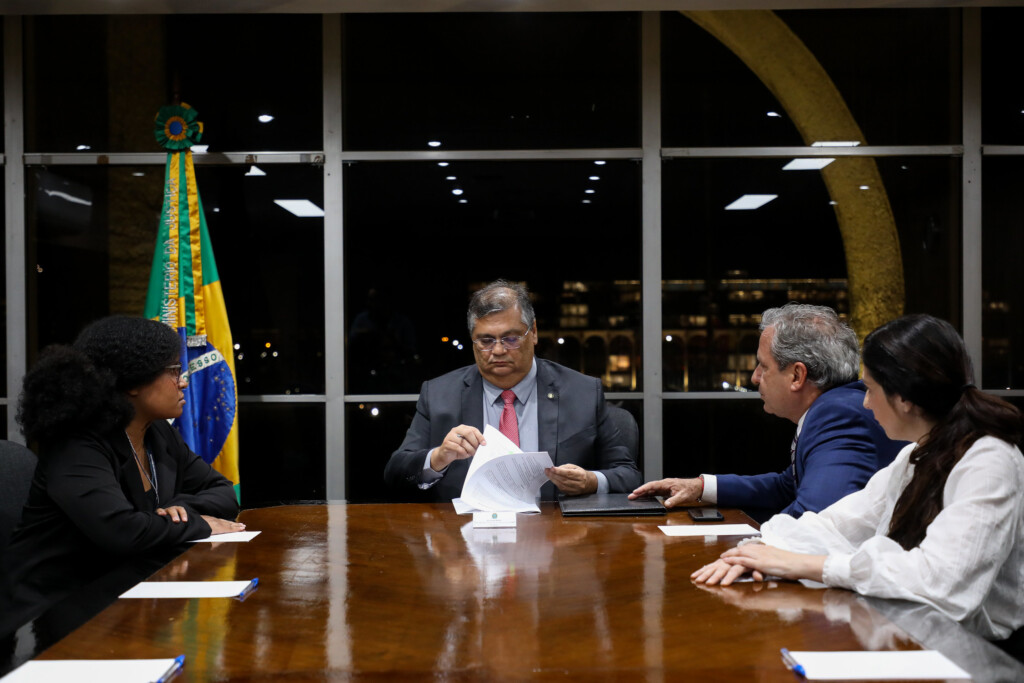 エスコーラ・セグーラへの参加に関する公告に署名するジノ法相（１１日、<br/>FOTO: TOM COSTA / MJSP）