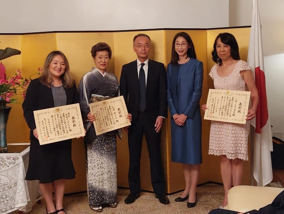 左からウエタさん、龍千多さん、濵田総領事夫妻、コギシさん（提供写真）