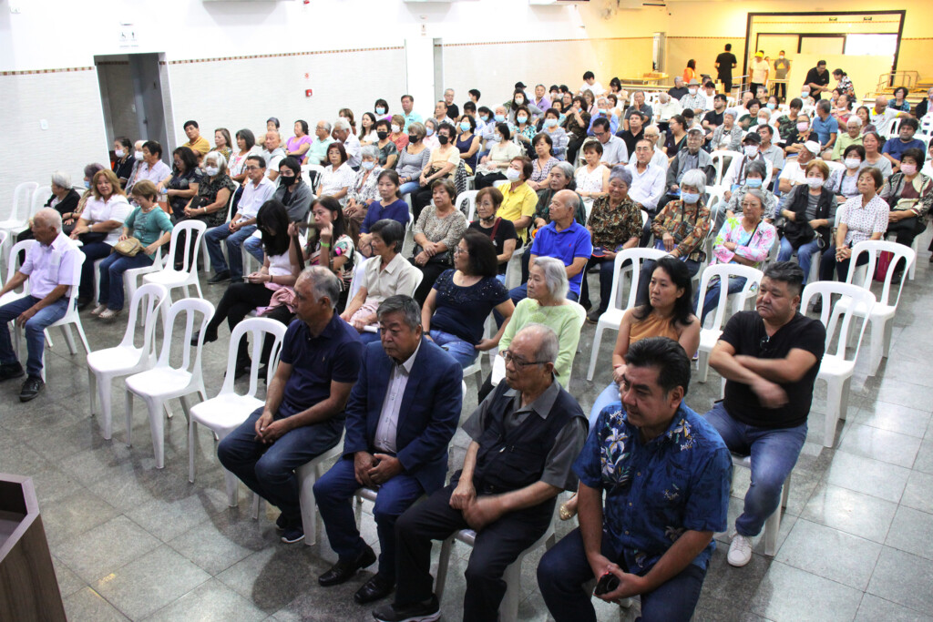 上映会に詰めかけた人々