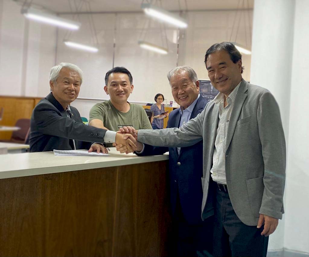 シャッパを提出する石川レナト氏（左から３人目）、原沢カルロス氏（右端）