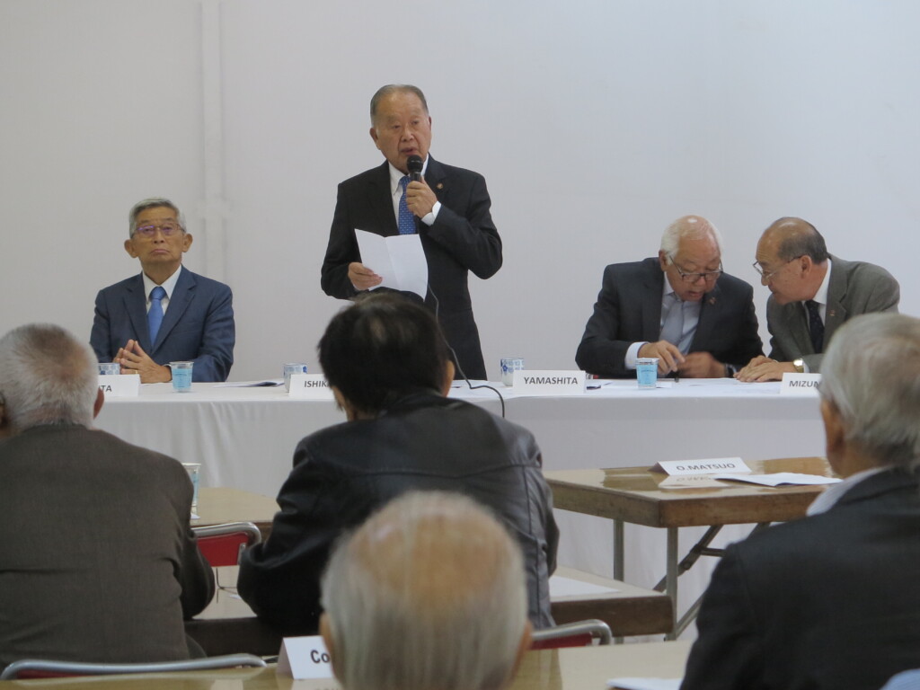 挨拶する石川レナト会長、左が木多喜八郎選挙管理委員長