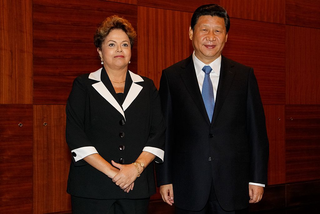 ブラジルのジルマ・ルセフ大統領と中国の習近平国家主席(2015年にロシアでのBRICS首脳会議にて、Roberto Stuckert Filho/PR, via Wikimedia Commons)