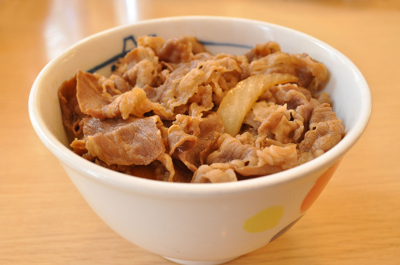 牛丼の参考写真（Ocdp, CC0, via Wikimedia Commons）