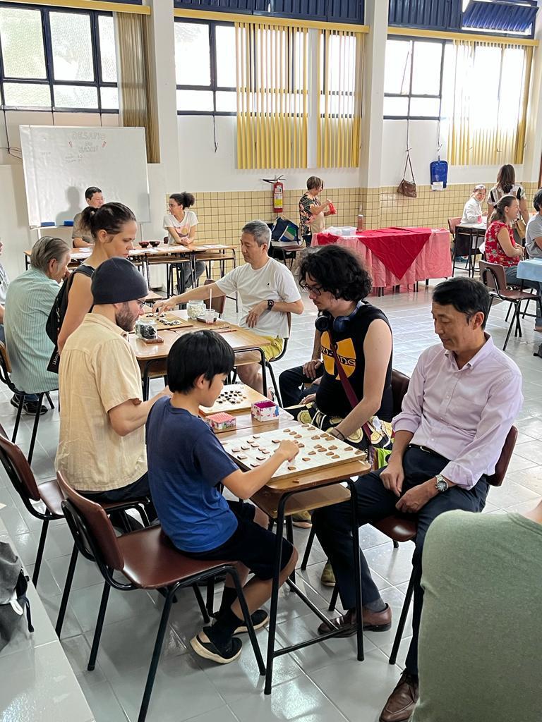 真剣な表情で囲碁・将棋を体験する皆さん