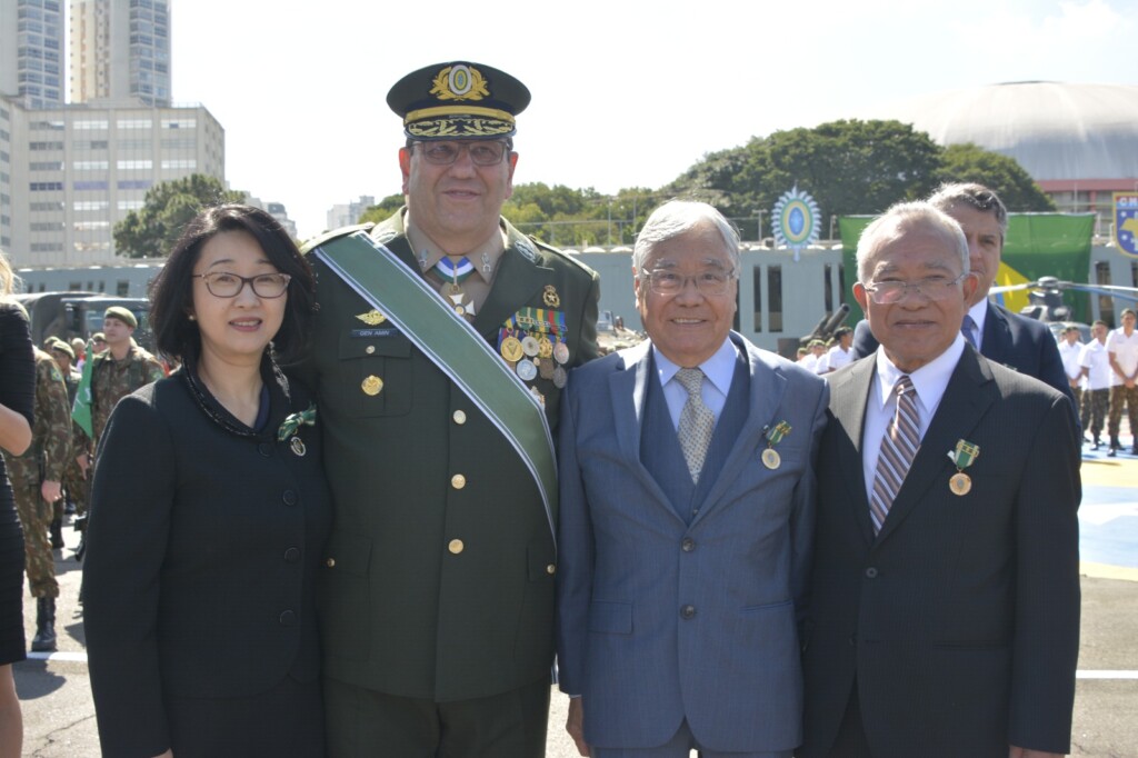 小室首席領事、ナヴェス陸軍大将、平崎会長、島袋会長