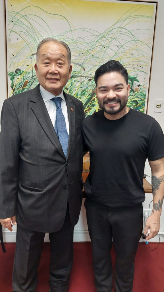 １０日の理事会で、石川レナト文協会長と玉城ユウジさん
