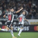 ２３日の試合で連帯を示すポーズのパウリーニョ(Pedro Souza/Atletico Mineiro)