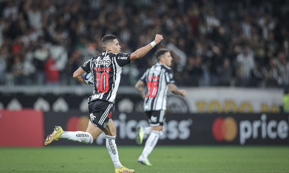２３日の試合で連帯を示すポーズのパウリーニョ(Pedro Souza/Atletico Mineiro)