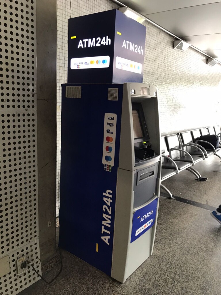 グアルーリョス国際空港にある現金自動預け払い機（Ｈさん提供）
