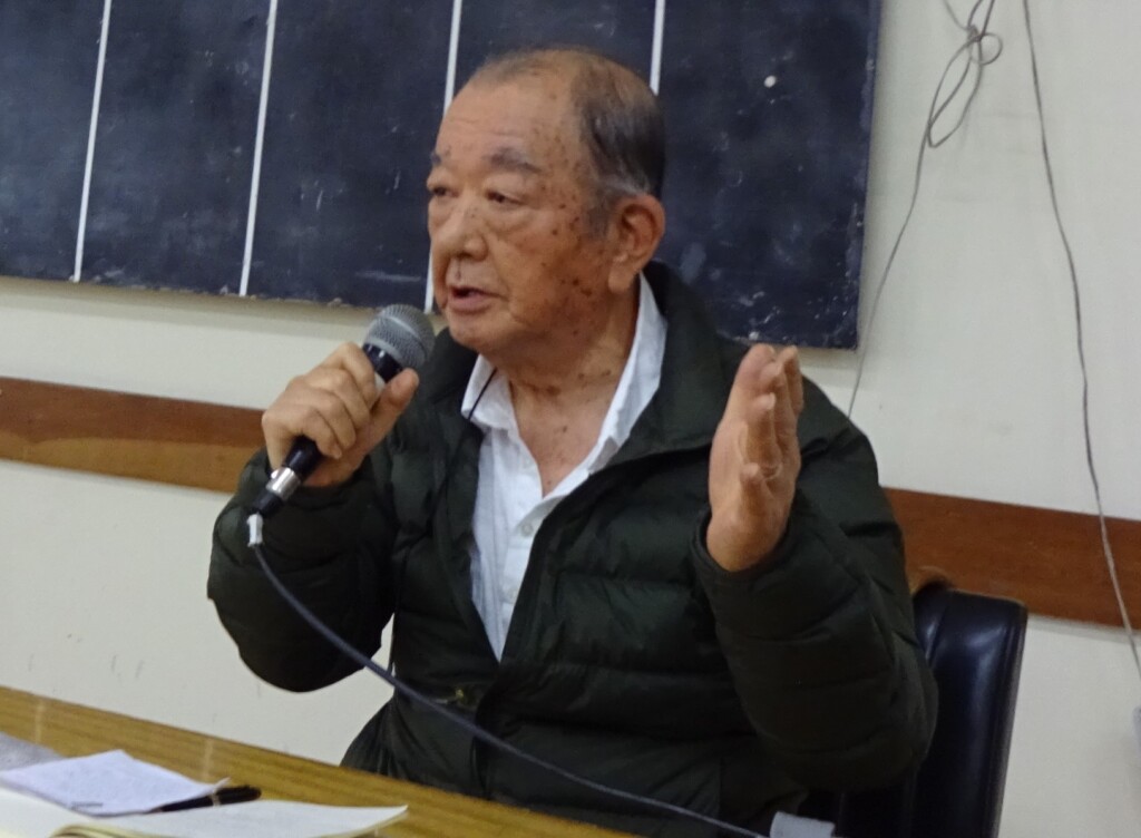 講演する網野弥太郎氏