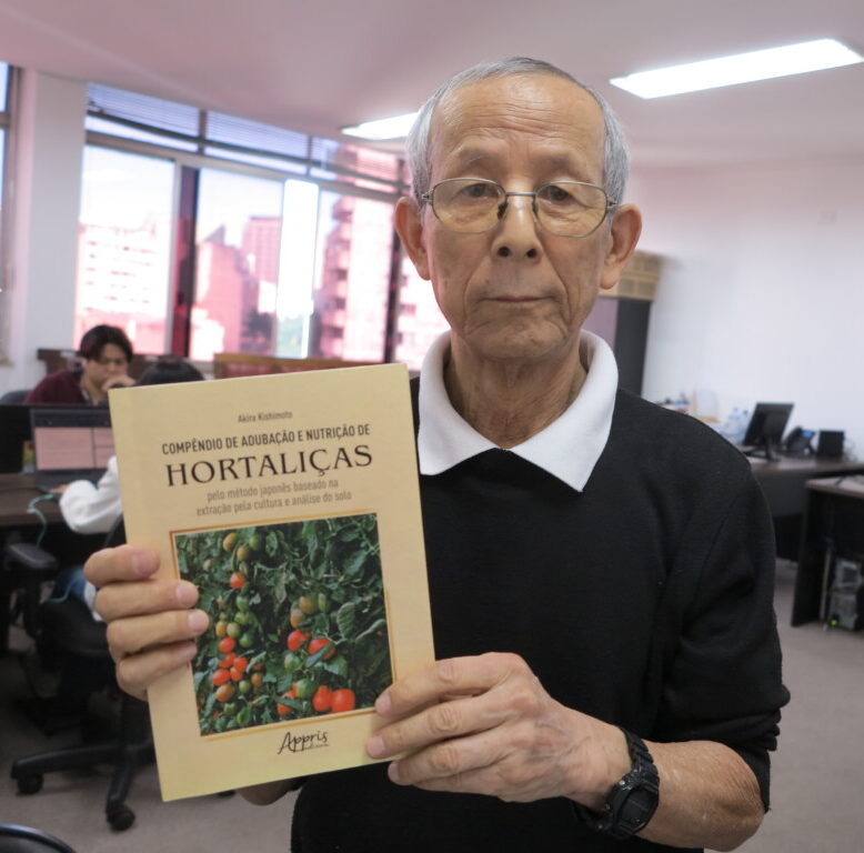 著書を手に持つ岸本さん