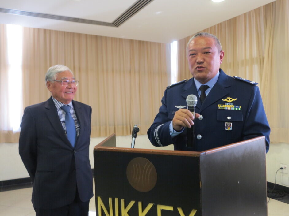 挨拶をする岡田少将