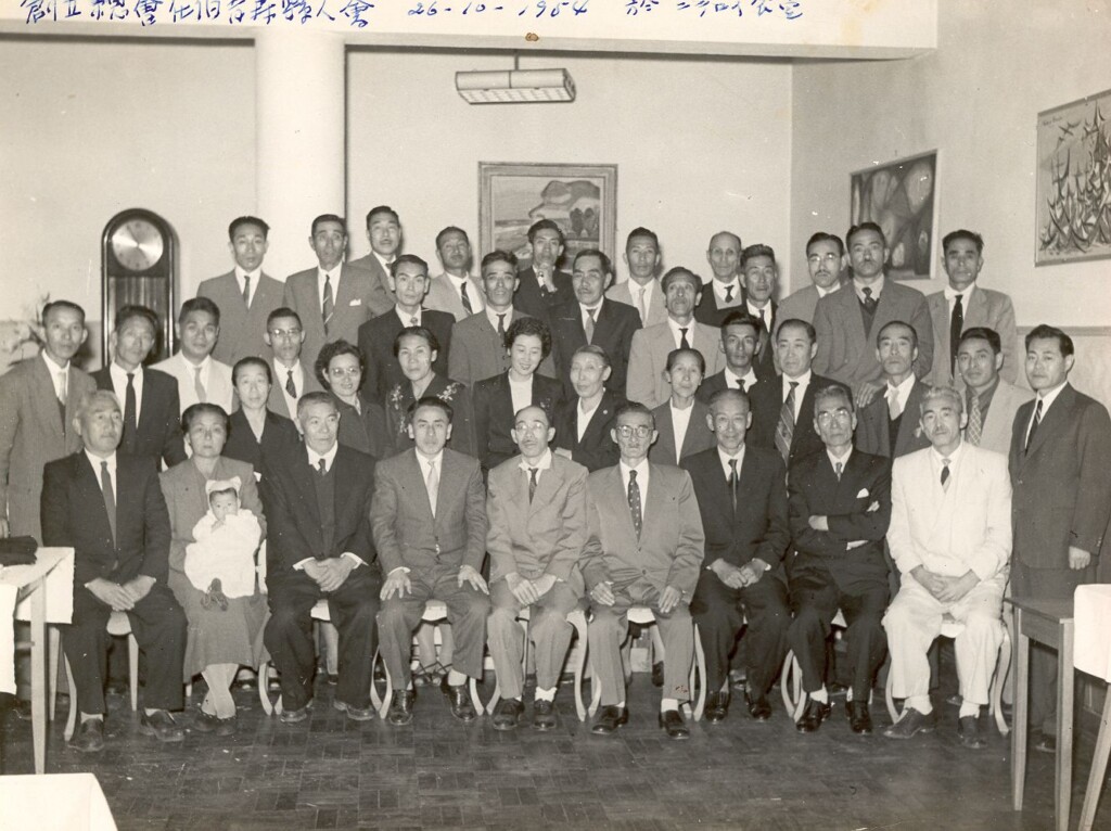 県人会創設関係者ら（提供写真）