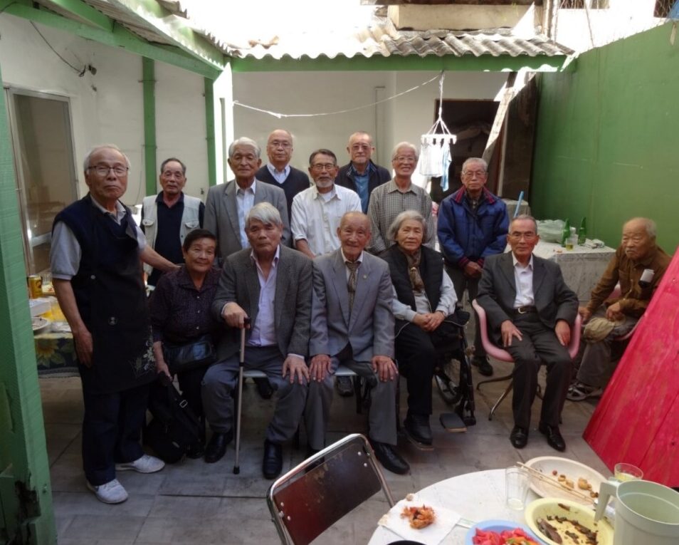 渡伯６０周年記念の集い出席者ら。世話人の伊藤さん（前列左端）と中沢さん（中段中央）