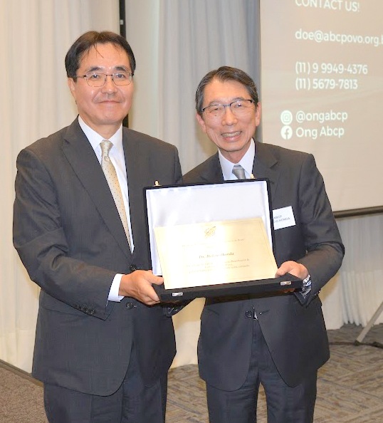 本田氏に感謝状を贈る小寺勇輝会頭（提供：Rubens Ito／CCIJB）