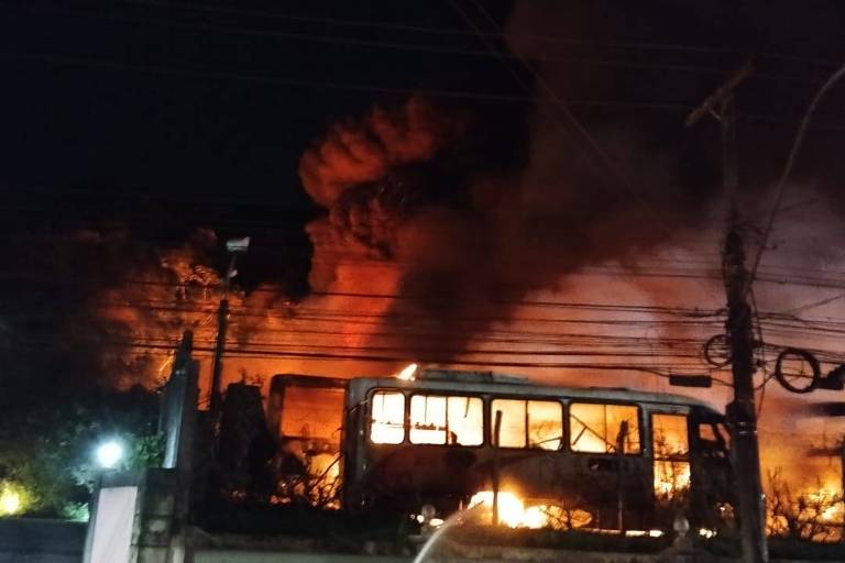 炎上するバス（Corpo de Bombeiros/Divulgação）