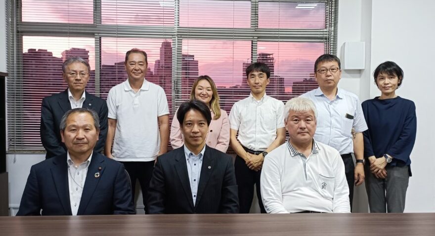 編集部を訪れた一行。前列の左から小林議長、岡田市長と釜谷会頭