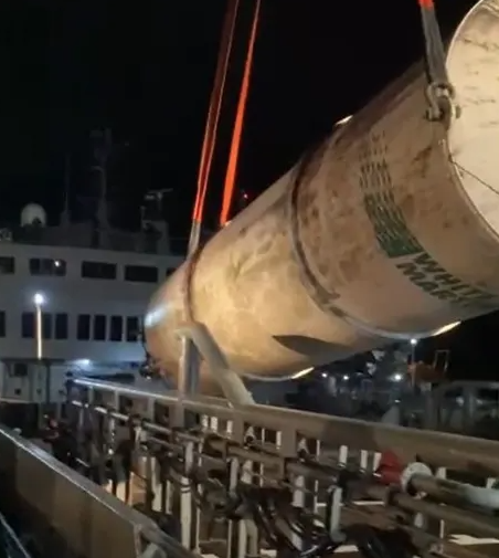 海軍による酸素の積み込み作業（Marinha do Brasil/Divulgação）