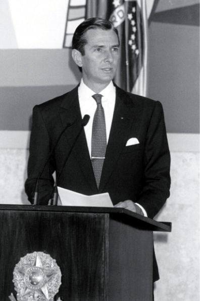 １９９１年、大統領府で演説するコーロル大統領（Radiobrás, via Wikimedia Commons）<br />
写真１―２＝１９８０年代から９０年代までの月間インフレ率と経済プラン（Bageense, via Wikimedia Commons）
