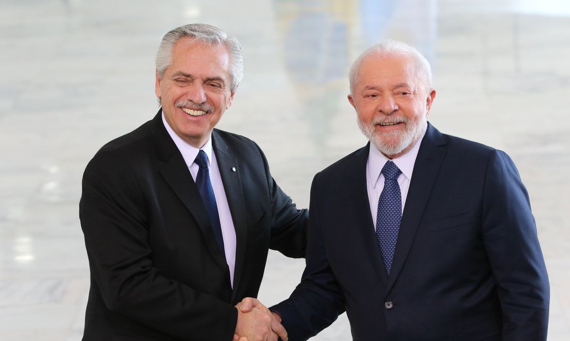 フェルナンデス大統領とルーラ大統領（Fabio Rodrigues Pozzebom/Agencia Brasil）