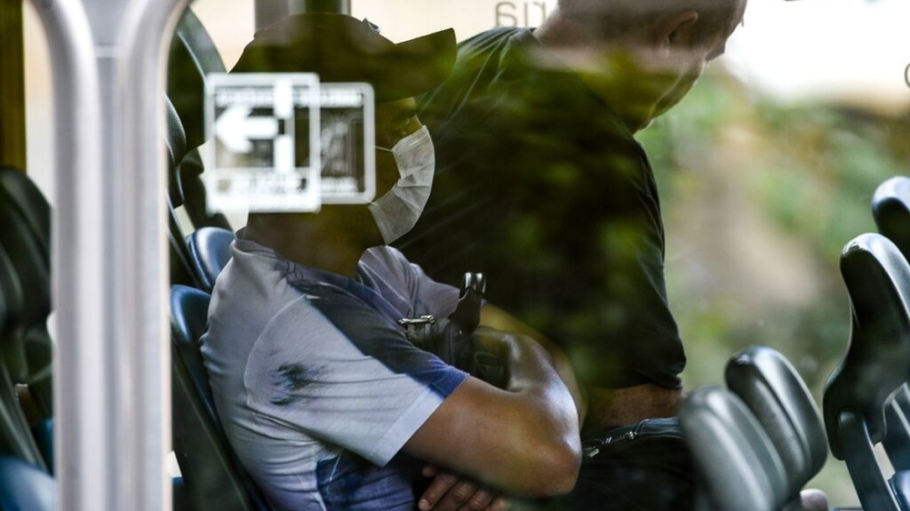 マスク着用が勧められている閉鎖空間の一つにあたるバスの中（Reprodução/ Agência Brasil)