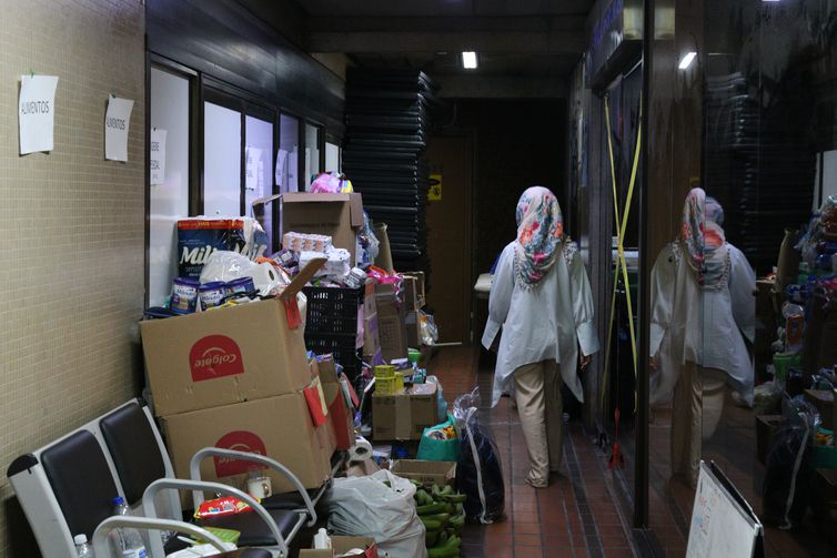 アフガン難民が寝泊まりしているグアルーリョス空港第2ターミナルの廊下(Rovena Rosa/Agência Brasil)