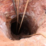 現場では直径１、２メートルの穴がいくつも掘られていた