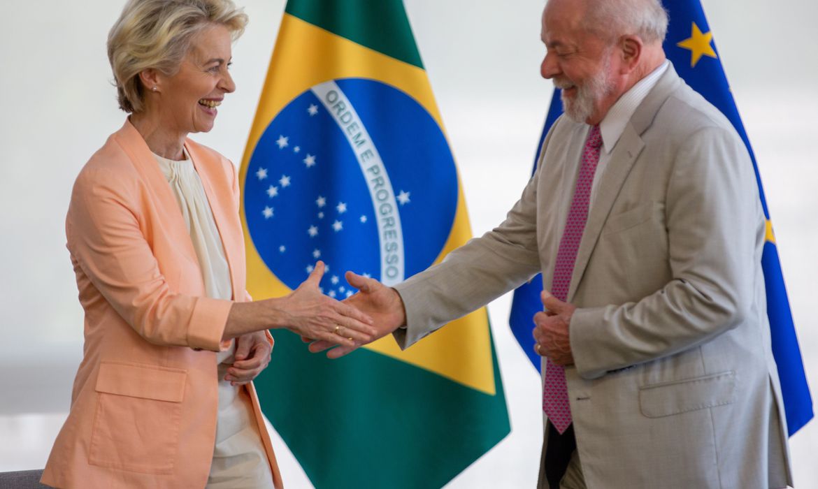 大統領官邸でライエンＥＵ委員会委員長を迎えるルーラ大統領（©Fabio Rodrigues-Pozzebom/Agencia Brasil）