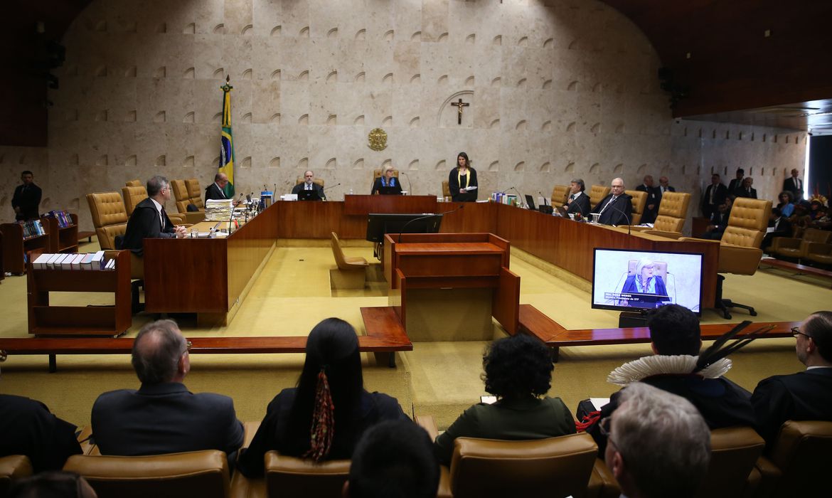 先住民相や先住民達も傍聴した７日の最高裁大法廷（©Jose Cruz/Agencia Brasil）