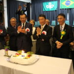 記念ケーキカットを行う菊池県議長、村井知事、上利会長（左から）