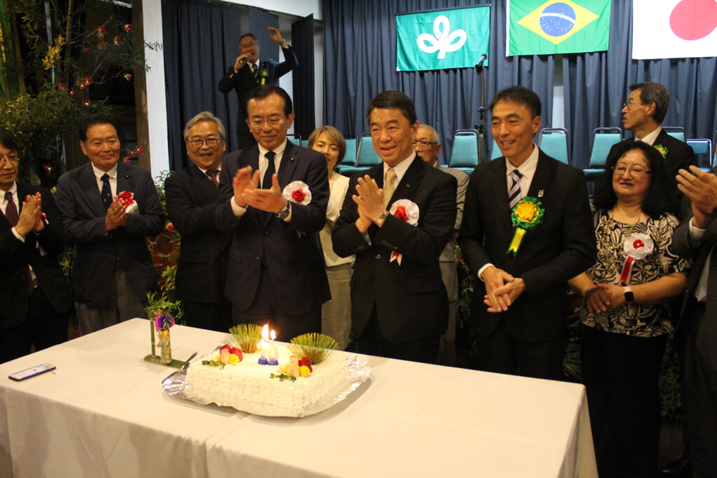 記念ケーキカットを行う菊池県議長、村井知事、上利会長（左から）