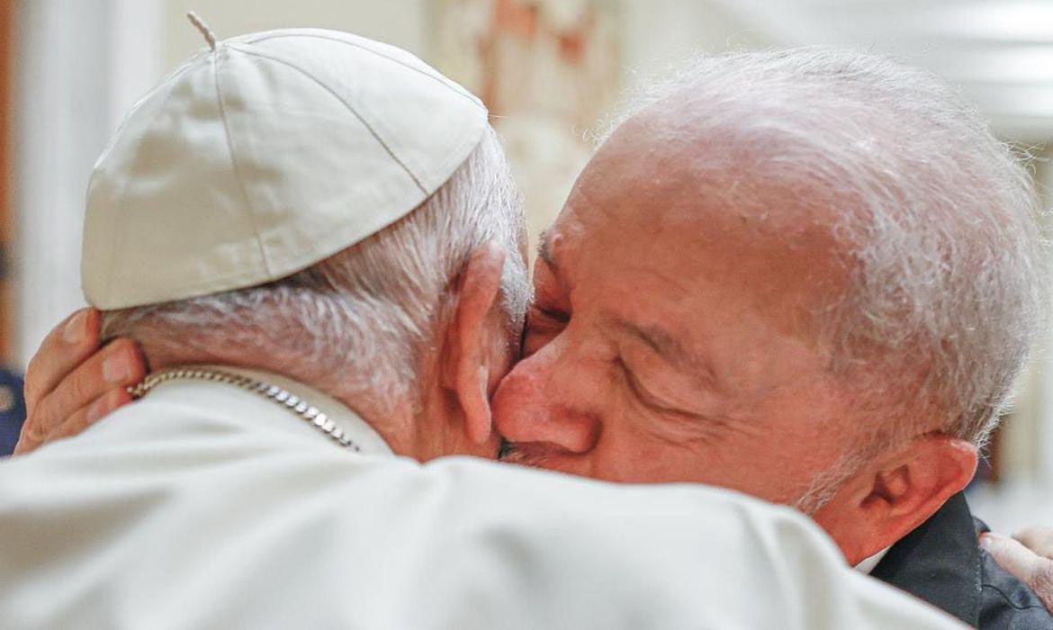 法王と抱擁するルーラ大統領（Ricardo Stuckert/PR）