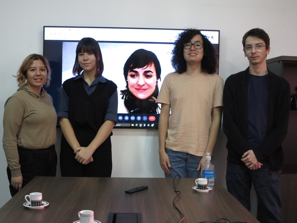 編集部を訪れた日本語学科の学生の皆さん