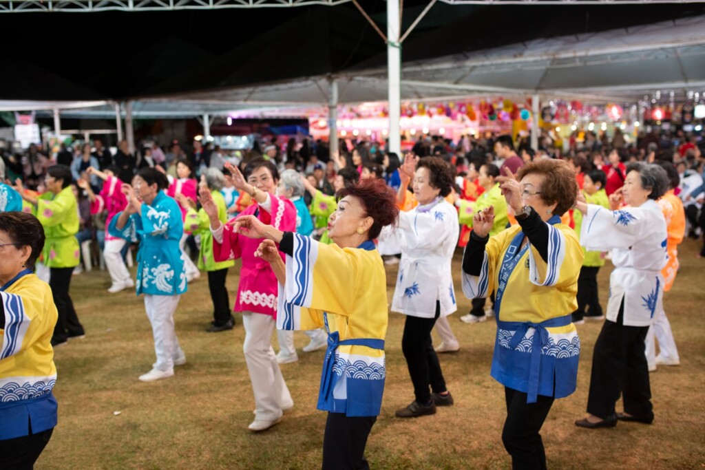 婦人部総出の盆踊りの様子