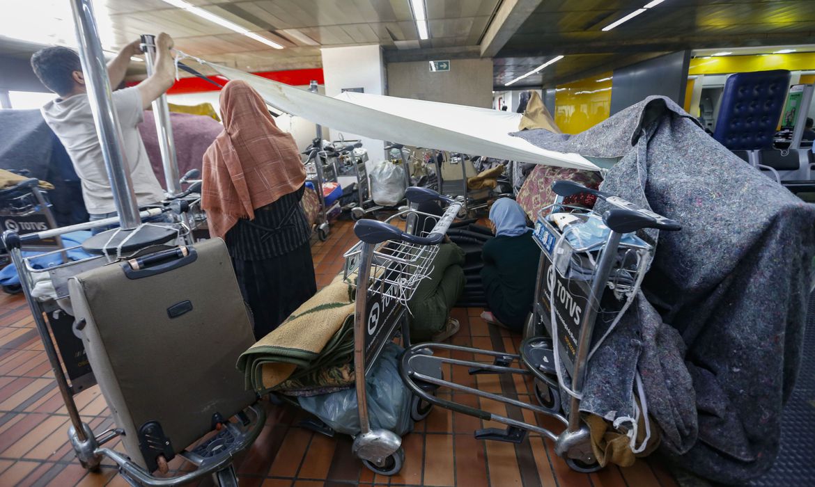 荷物や布で空間をしつらえるアフガン難民達（©Paulo Pinto/Agencia Brasil）
