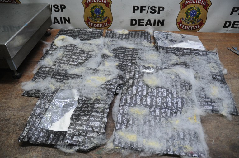 捜査のため切り開かれたクッションと隠されていたコカインの小袋（写真：ブラジル連邦警察）