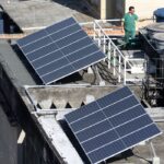 民間の建物の屋上に設置された太陽光発電用のパネル（©Tania Rego/Agencia Brasil）