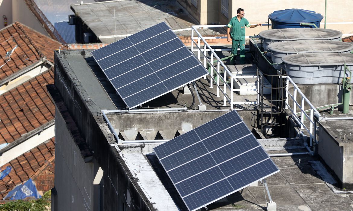 民間の建物の屋上に設置された太陽光発電用のパネル（©Tania Rego/Agencia Brasil）